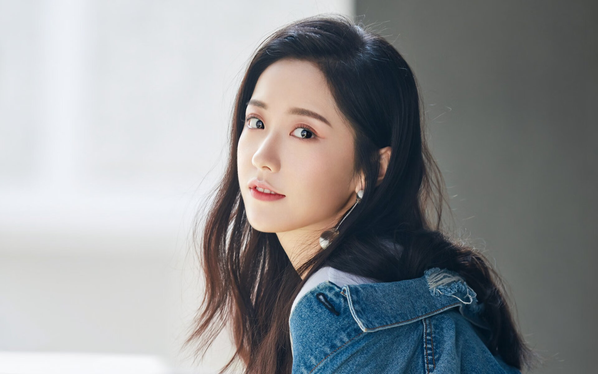 传奇后辈:新生代球员挑战历史纪录引发热议,传奇后场球员